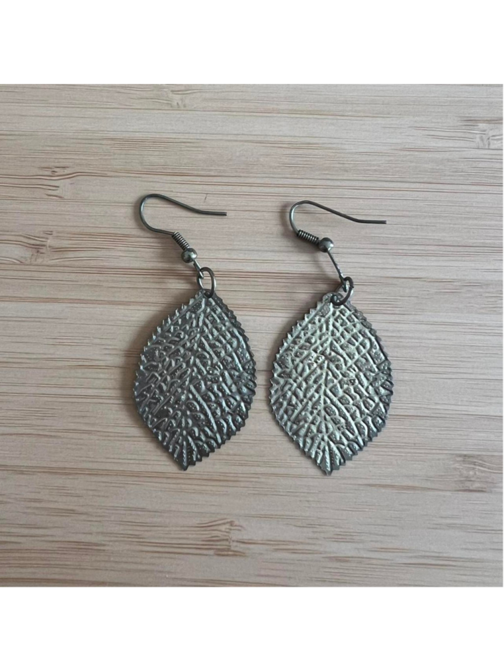 Vintage-looking leaf earrings in bronze/gold